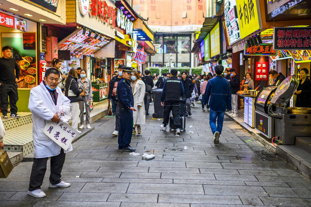 街景 餐厅 杂货店 其他 香蕉 玉米 椒盐脆饼 甜食 面包 衣物 箱包 建筑 街道 商场 夜景