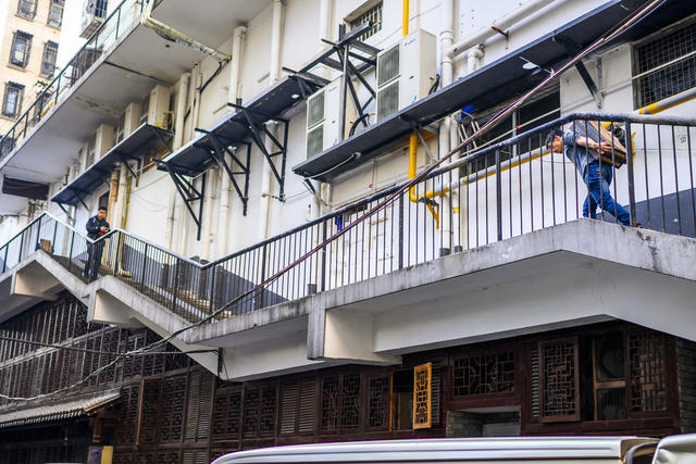 街景 街道 汽车 自行车 箱包 百叶窗 饰品 指示牌 烟草店 头盔 垃圾车 大厦
