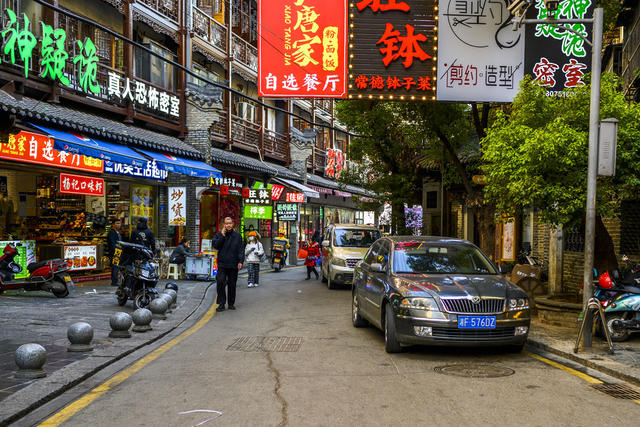 街景 餐厅 杂货店 其他 香蕉 玉米 椒盐脆饼 甜食 面包 衣物 箱包 建筑 街道 商场 夜景