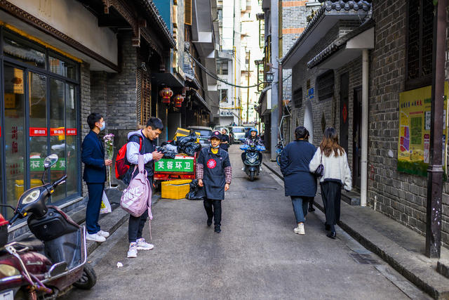 街景 街道 汽车 自行车 箱包 百叶窗 饰品 指示牌 烟草店 头盔 垃圾车 大厦