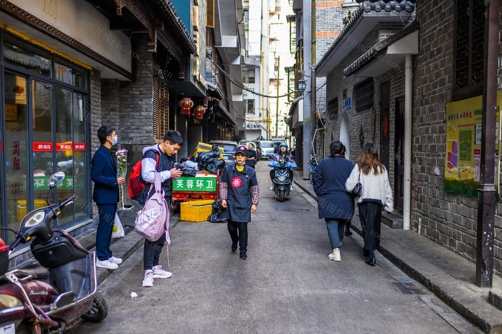 街景 街道 汽车 自行车 箱包 百叶窗 饰品 指示牌 烟草店 头盔 垃圾车 大厦