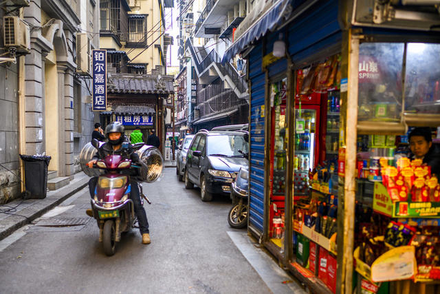 街景 街道 汽车 自行车 箱包 百叶窗 饰品 指示牌 烟草店 头盔 垃圾车 大厦