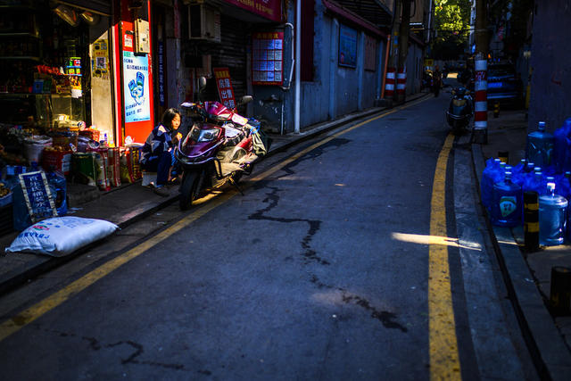 街道 街景 垃圾箱 室外 箱包 家居物品 汽车 汽水瓶 水桶 瓶子 衣物 超市购物车