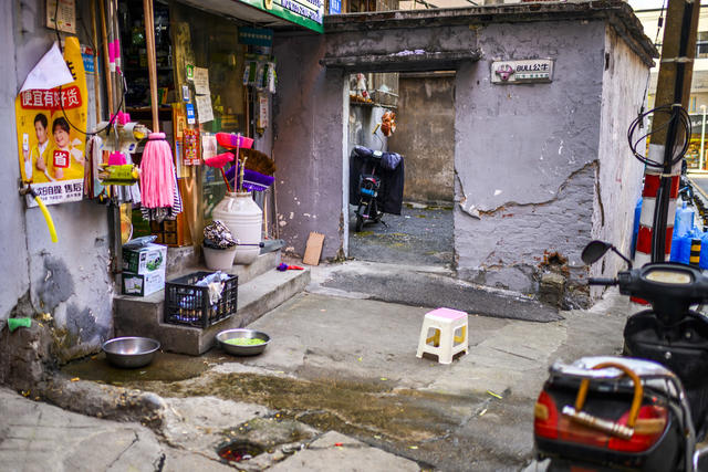 街道 街景 垃圾箱 室外 箱包 家居物品 汽车 汽水瓶 水桶 瓶子 衣物 超市购物车