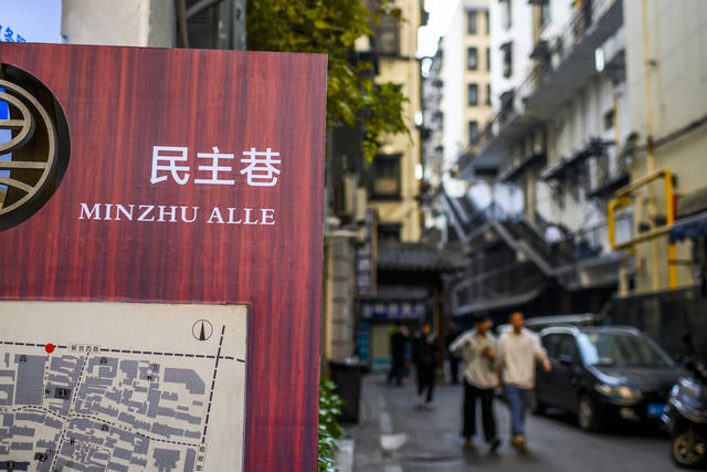 街景 街道 汽车 自行车 箱包 百叶窗 饰品 指示牌 烟草店 头盔 垃圾车 大厦
