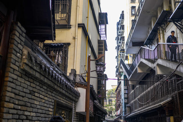 街景 街道 汽车 自行车 箱包 百叶窗 饰品 指示牌 烟草店 头盔 垃圾车 大厦