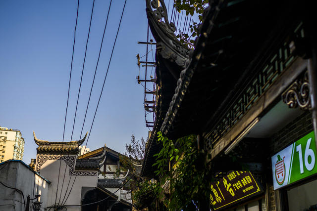 街景 餐厅 杂货店 其他 香蕉 玉米 椒盐脆饼 甜食 面包 衣物 箱包 建筑 街道 商场 夜景