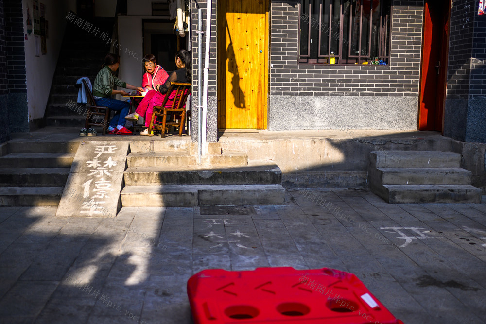  Street view, car beauty, military uniform, traffic light, barber shop, yard, household goods, clothing, shoes shop, cloth skirt building