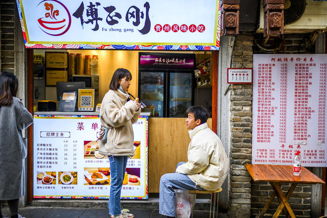 街景 餐厅 杂货店 其他 香蕉 玉米 椒盐脆饼 甜食 面包 衣物 箱包 建筑 街道 商场 夜景