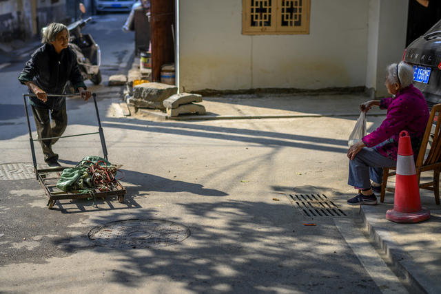 街道 人力车  美女 餐厅 理发店 杂货店 老人 其他 茅草屋 铲子 家居物品 扫帚 电动车 桶 拭子 汽车 门垫 垃圾车