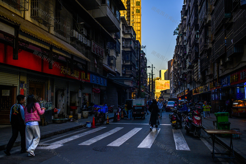 街道 街道 街景 大厦 衣物 家居物品 箱包 电动车 杂货店 烟草店