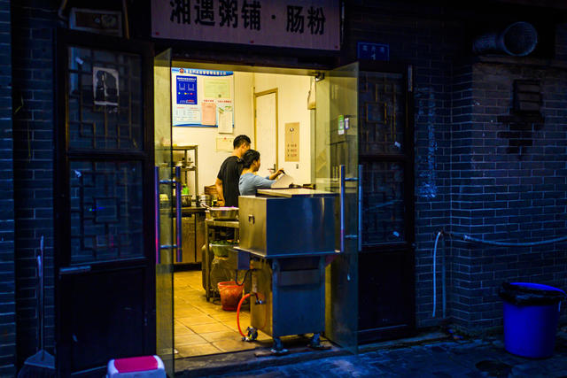 街道 人力车  美女 餐厅 理发店 杂货店 老人 其他 茅草屋 铲子 家居物品 扫帚 电动车 桶 拭子 汽车 门垫 垃圾车