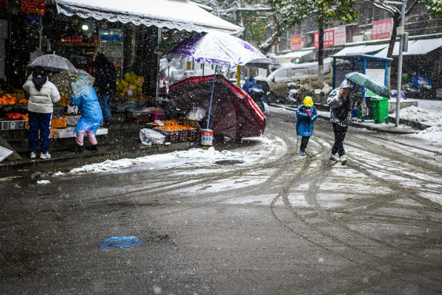 街道 街景 杂货店 汽车 铲子 美女 雨伞 垃圾箱 滑雪 自行车