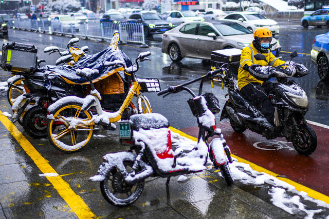街道 街景 杂货店 汽车 铲子 美女 雨伞 垃圾箱 滑雪 自行车