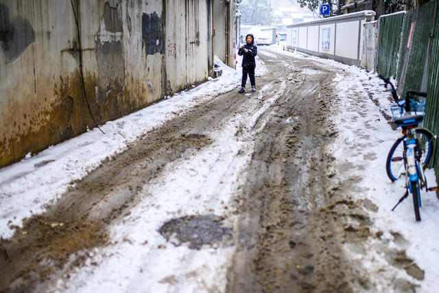 街道 街景 杂货店 汽车 铲子 美女 雨伞 垃圾箱 滑雪 自行车