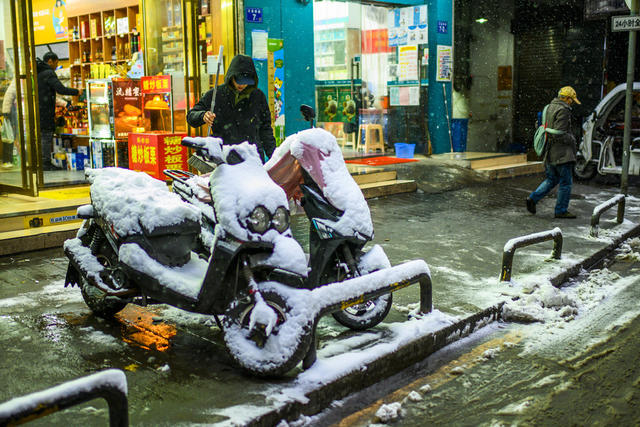 街道 街景 杂货店 汽车 铲子 美女 雨伞 垃圾箱 滑雪 自行车