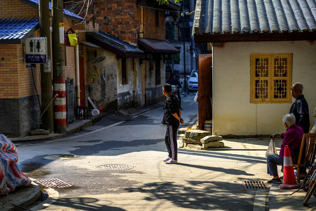 街道 人力车  美女 餐厅 理发店 杂货店 老人 其他 茅草屋 铲子 家居物品 扫帚 电动车 桶 拭子 汽车 门垫 垃圾车