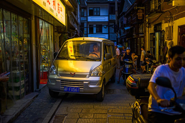 街道 人力车  美女 餐厅 理发店 杂货店 老人 其他 茅草屋 铲子 家居物品 扫帚 电动车 桶 拭子 汽车 门垫 垃圾车