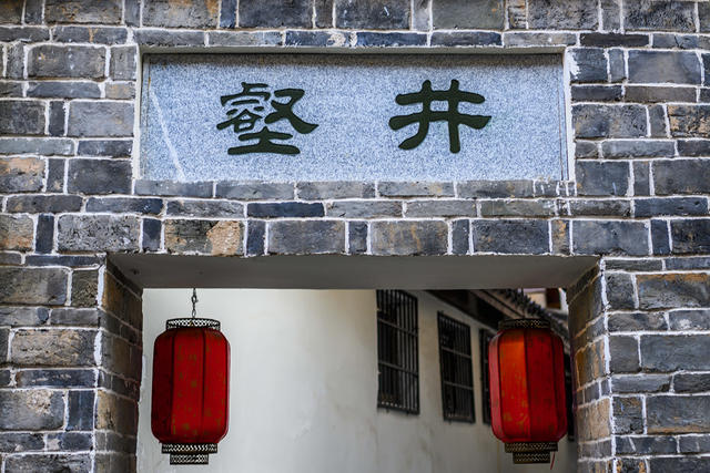街道  街景 美女 箱包 衣物 电动车 挂锁 室外 指示牌 大厦 建筑 铜牌匾 方尖碑