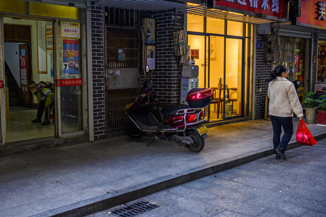 街道 街道 街景 大厦 衣物 家居物品 箱包 电动车 杂货店 烟草店
