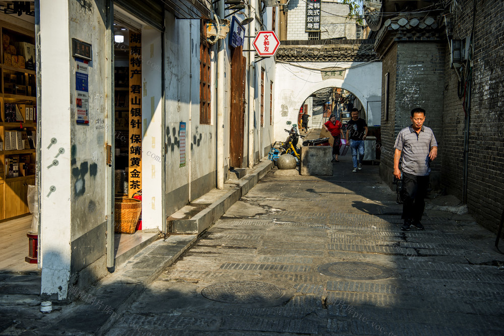  Street view, washing machine, bicycle, other beautiful women, clothes, broom, jeans, building site, grocery store, dessert accessories, dustbin, padlock, restaurant, lantern