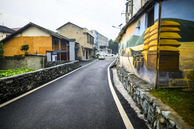 街道 街景 小河 室外 建筑 衣物 雨伞 水坝 指示牌 楼梯 船屋