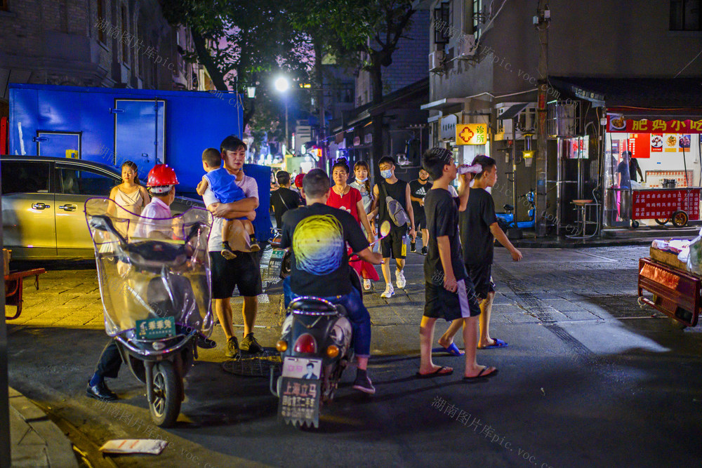  Street luggage, car, street view, grocery store, building, outdoor plaza, clothing, beauty, rickshaw, tricycle, restaurant, dessert, outdoor performance, garbage truck, old man, sledge, construction site