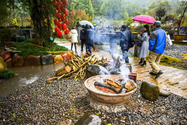 街道 街景 小河 室外 建筑 衣物 雨伞 水坝 指示牌 楼梯 船屋