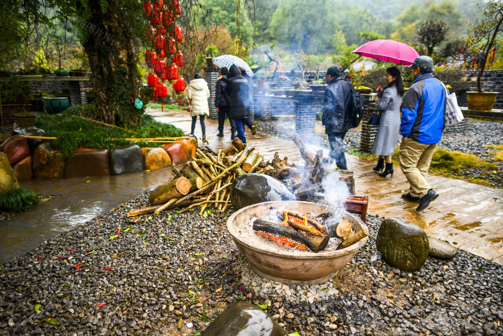 街道 街景 小河 室外 建筑 衣物 雨伞 水坝 指示牌 楼梯 船屋