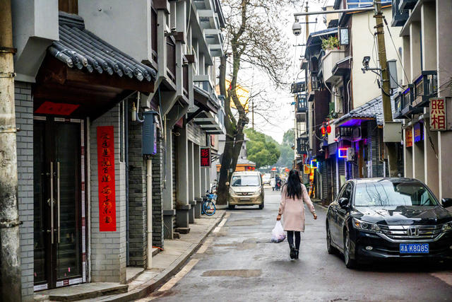街道  箱包 汽车 街景 杂货店 建筑 室外 广场 衣物 美女 人力车 三轮车 餐厅 甜食 户外 演出 垃圾车 老人 雪橇 工地