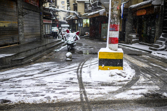 街道 杂货店 街景 烟草店 自行车 三轮车 家居物品 纱窗 滑雪 垃圾箱 美女 工地 铲子