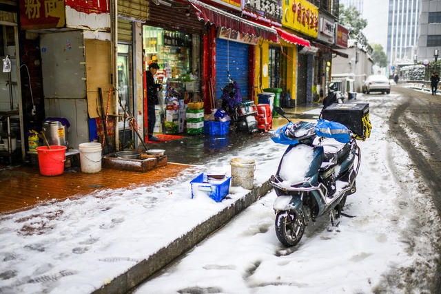 街道 杂货店 街景 烟草店 自行车 三轮车 家居物品 纱窗 滑雪 垃圾箱 美女 工地 铲子