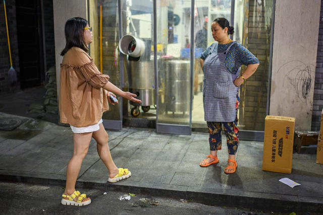 街道  箱包 汽车 街景 杂货店 建筑 室外 广场 衣物 美女 人力车 三轮车 餐厅 甜食 户外 演出 垃圾车 老人 雪橇 工地