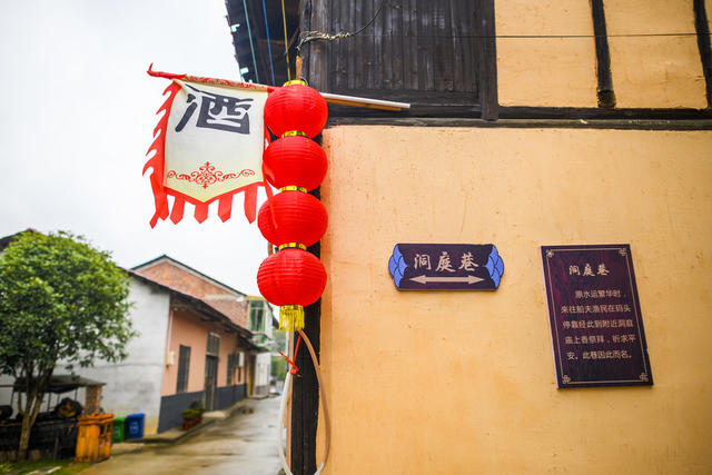 街道 街景 小河 室外 建筑 衣物 雨伞 水坝 指示牌 楼梯 船屋