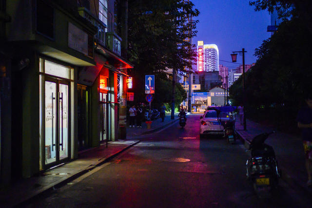 街道  箱包 汽车 街景 杂货店 建筑 室外 广场 衣物 美女 人力车 三轮车 餐厅 甜食 户外 演出 垃圾车 老人 雪橇 工地
