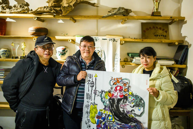 街道 街景 小河 室外 建筑 衣物 雨伞 水坝 指示牌 楼梯 船屋