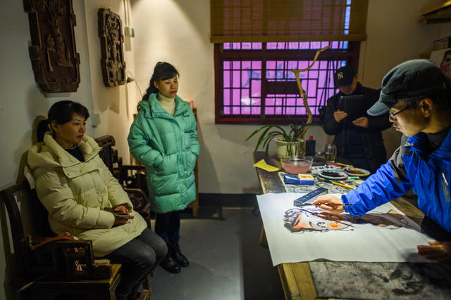 街道 街景 小河 室外 建筑 衣物 雨伞 水坝 指示牌 楼梯 船屋