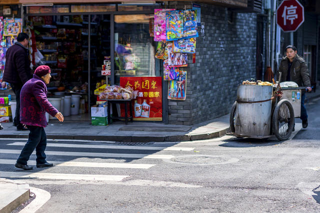 街道  箱包 汽车 街景 杂货店 建筑 室外 广场 衣物 美女 人力车 三轮车 餐厅 甜食 户外 演出 垃圾车 老人 雪橇 工地