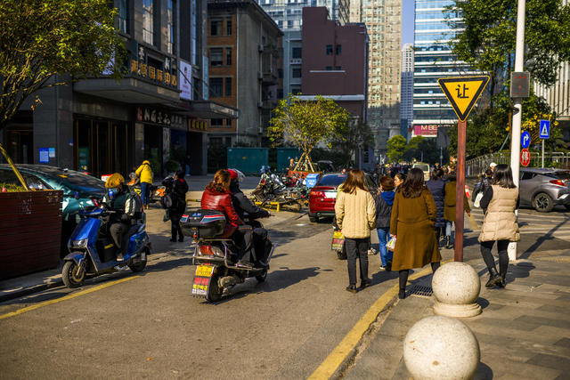 电动车  自动售货机 自行车 运动 箱包 街景 庭院 大厦 建筑 烟草店 杂货店 室外 广场 超市购物车