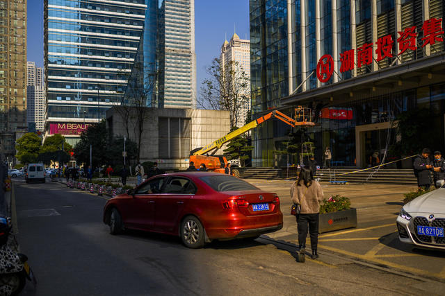 电动车  自动售货机 自行车 运动 箱包 街景 庭院 大厦 建筑 烟草店 杂货店 室外 广场 超市购物车