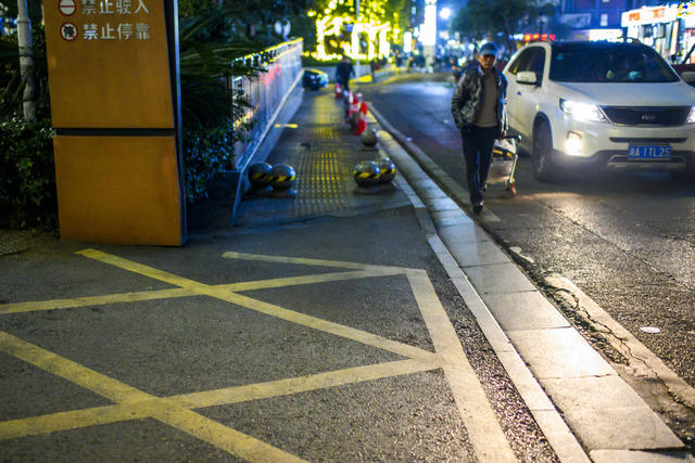 电动车  自动售货机 自行车 运动 箱包 街景 庭院 大厦 建筑 烟草店 杂货店 室外 广场 超市购物车