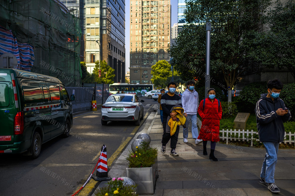 电动车  自动售货机 自行车 运动 箱包 街景 庭院 大厦 建筑 烟草店 杂货店 室外 广场 超市购物车