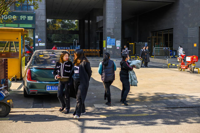 电动车  自动售货机 自行车 运动 箱包 街景 庭院 大厦 建筑 烟草店 杂货店 室外 广场 超市购物车