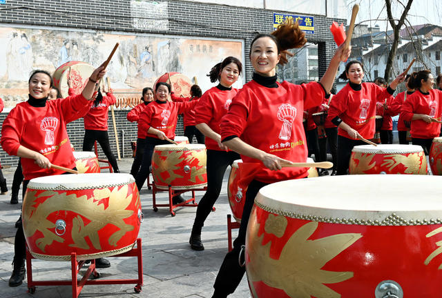 文化 击鼓  欢庆 社区  广场 群众文艺活动  