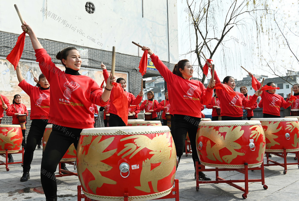 文化 击鼓  欢庆 社区  广场 群众文艺活动  