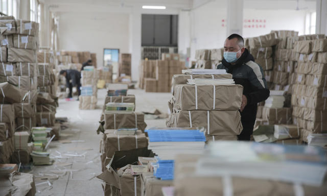 开学 新教材 新华书店 课本 分发