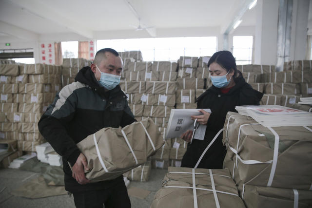 开学 新教材 新华书店 课本 分发