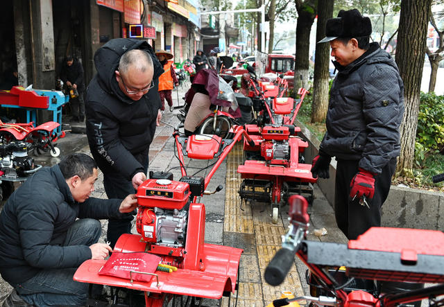 农机  农机市场  春耕备耕  微型耕田机  农村  农业  农民  市场  