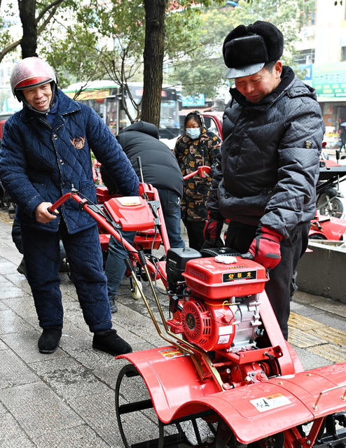 农机  农机市场  春耕备耕  微型耕田机  农村  农业  农民  市场  
