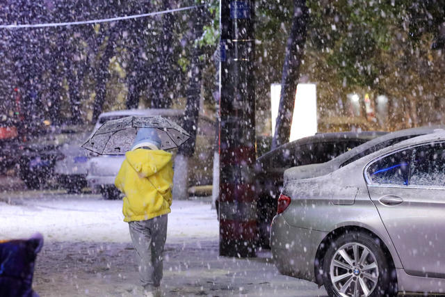 雪夜 雪中 行人